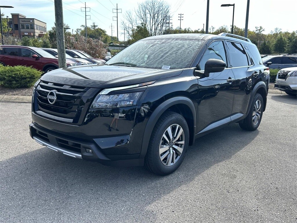 2025 Nissan Pathfinder SL photo 2