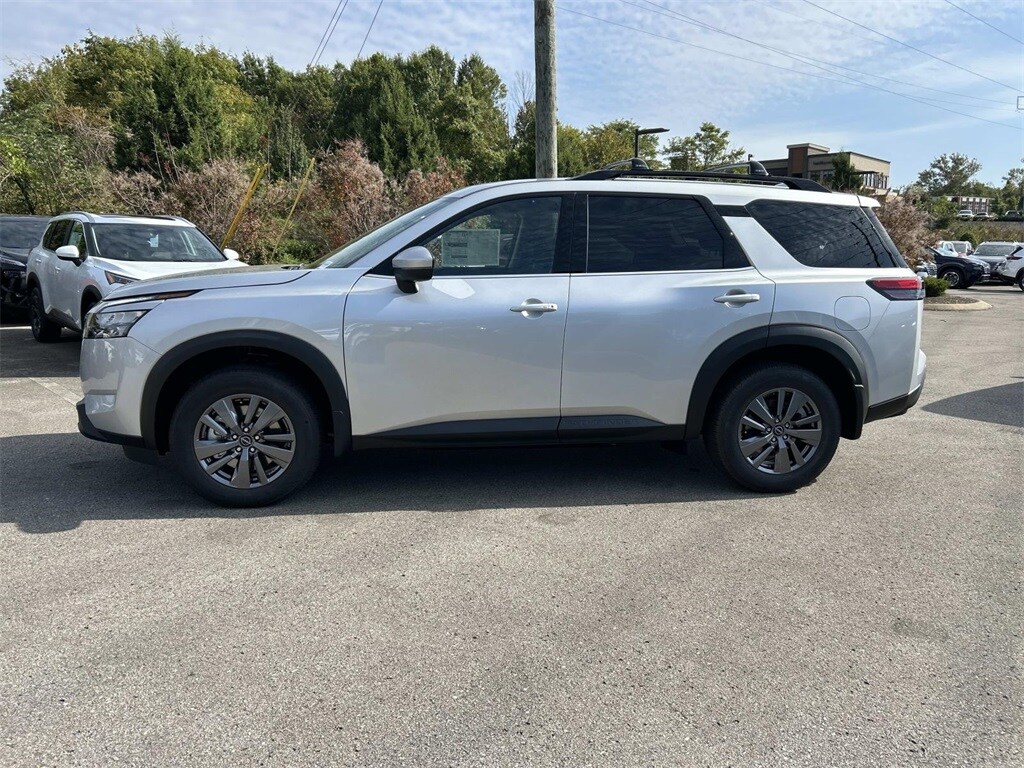2025 Nissan Pathfinder SV photo 3
