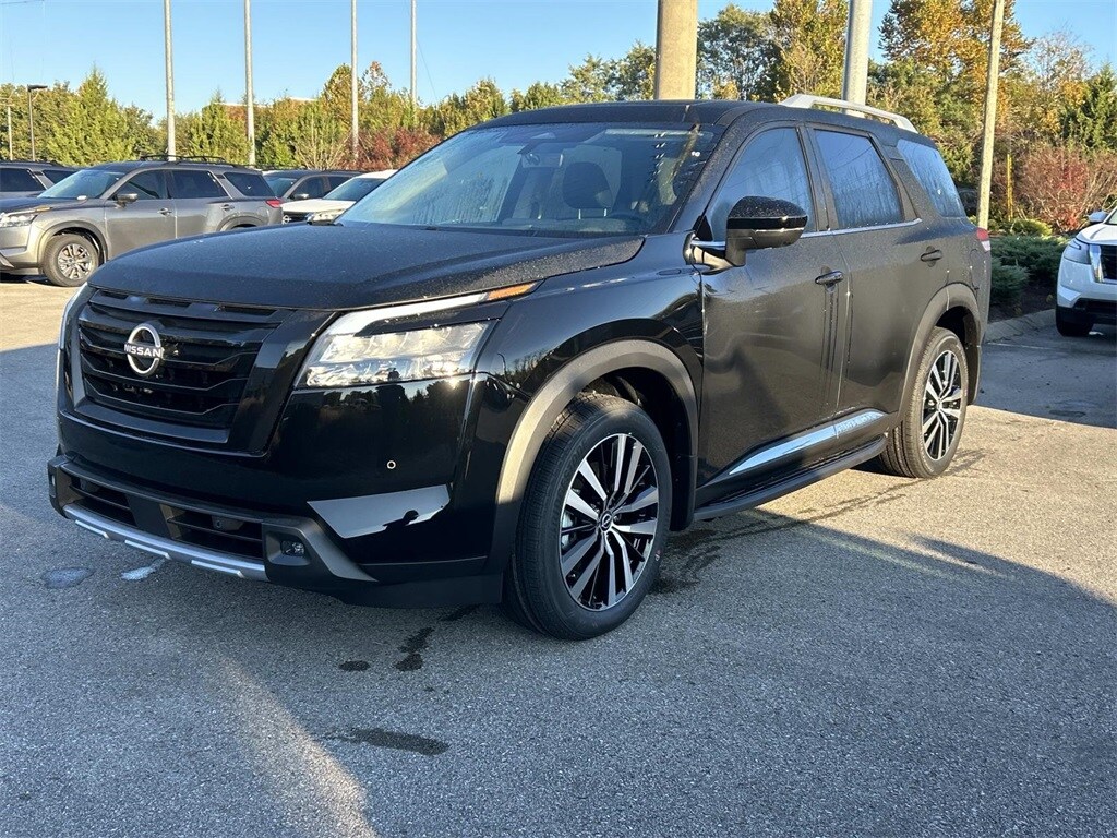 2025 Nissan Pathfinder Platinum photo 3