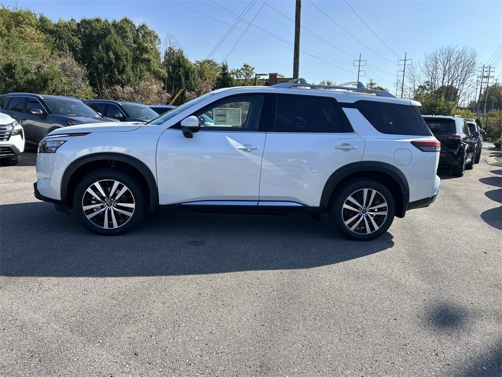 2025 Nissan Pathfinder Platinum photo 3