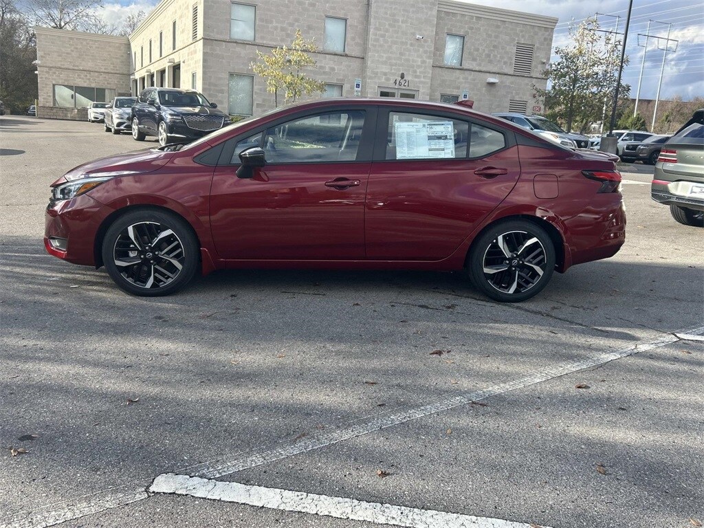 2025 Nissan Versa 1.6 SR photo 4