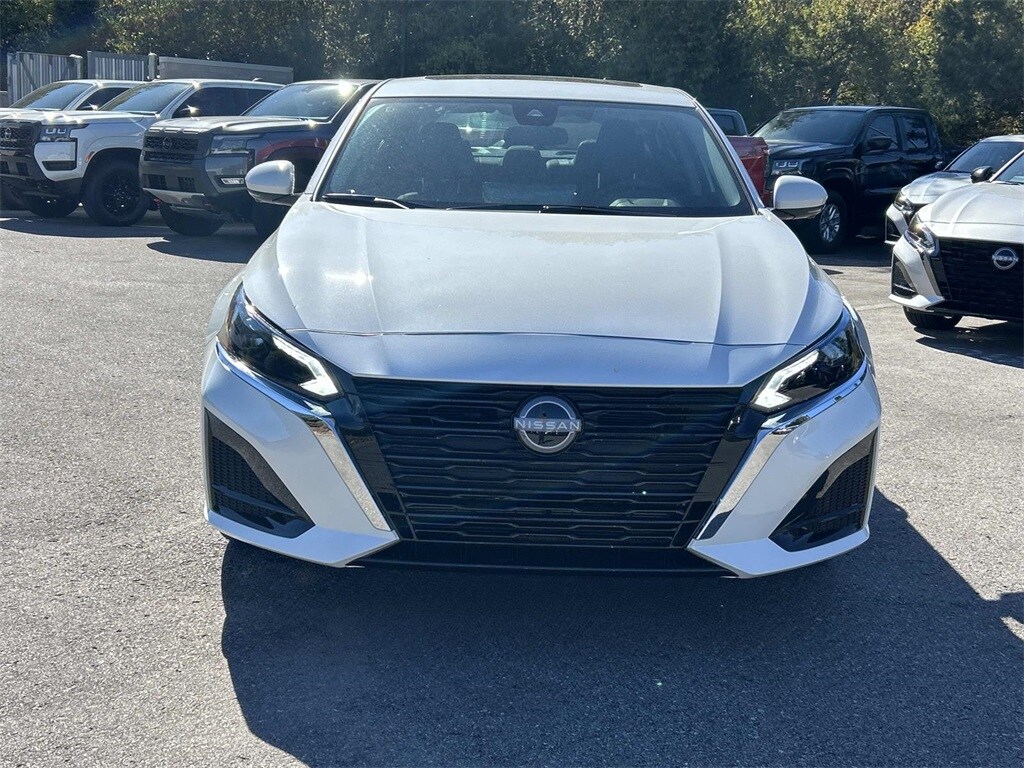 2025 Nissan Altima SL photo 2