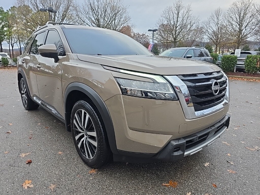 2024 Nissan Pathfinder Platinum photo 2