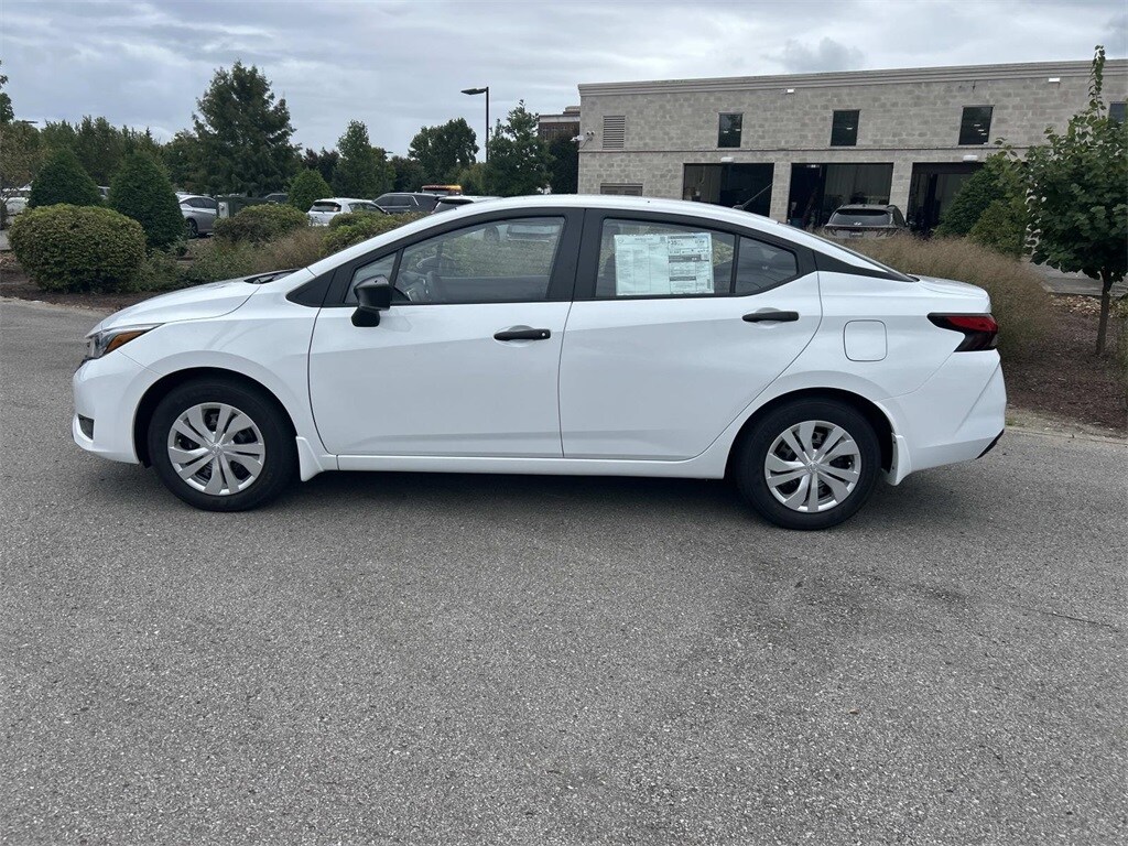 2025 Nissan Versa 1.6 S photo 3