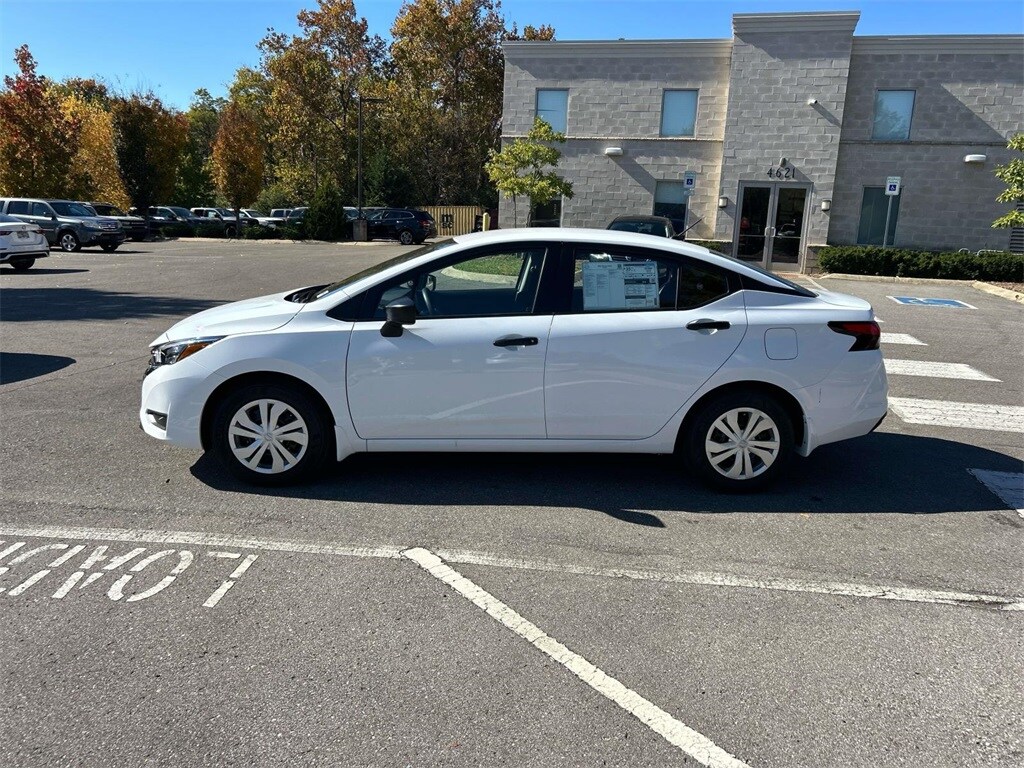 2025 Nissan Versa 1.6 photo 4