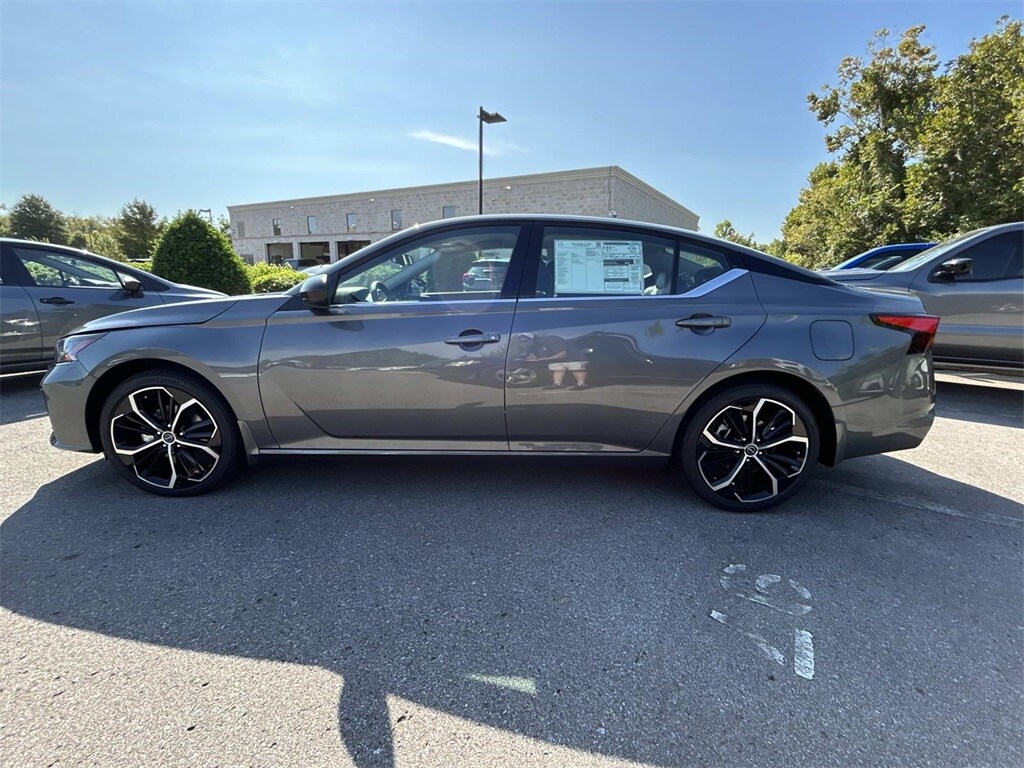 2025 Nissan Altima SR photo 4