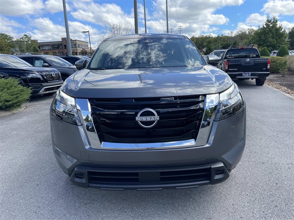 2025 Nissan Pathfinder SV photo 2