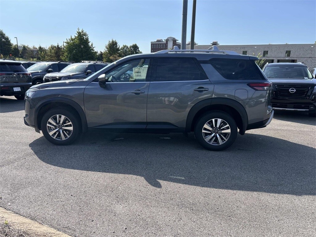 2025 Nissan Pathfinder SL photo 3
