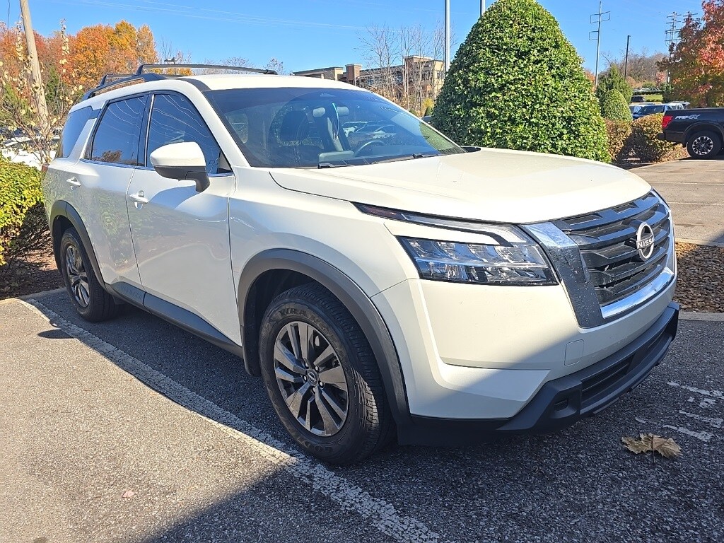 2022 Nissan Pathfinder SV photo 2