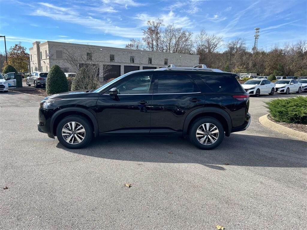 2025 Nissan Pathfinder SL photo 3