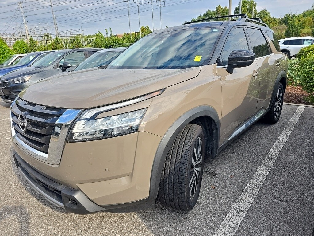2023 Nissan Pathfinder Platinum photo 2
