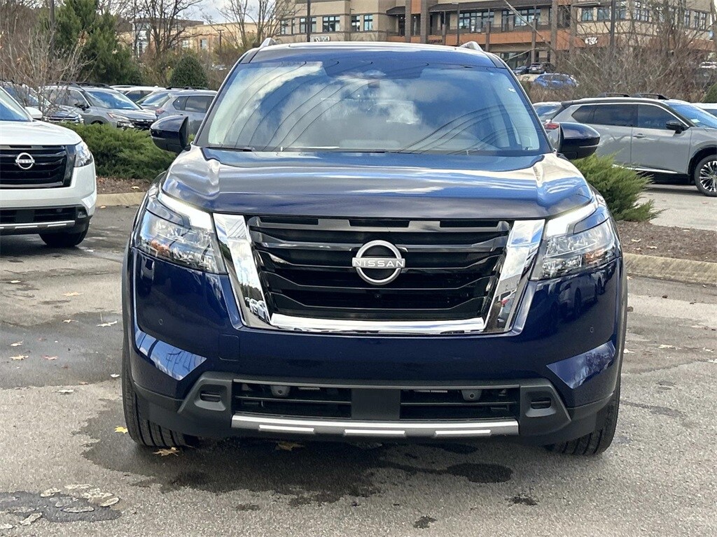 2025 Nissan Pathfinder Platinum photo 2