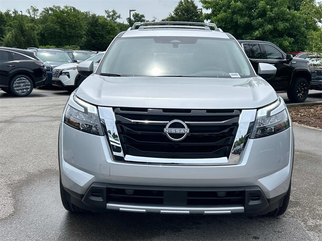 2025 Nissan Pathfinder Platinum photo 2
