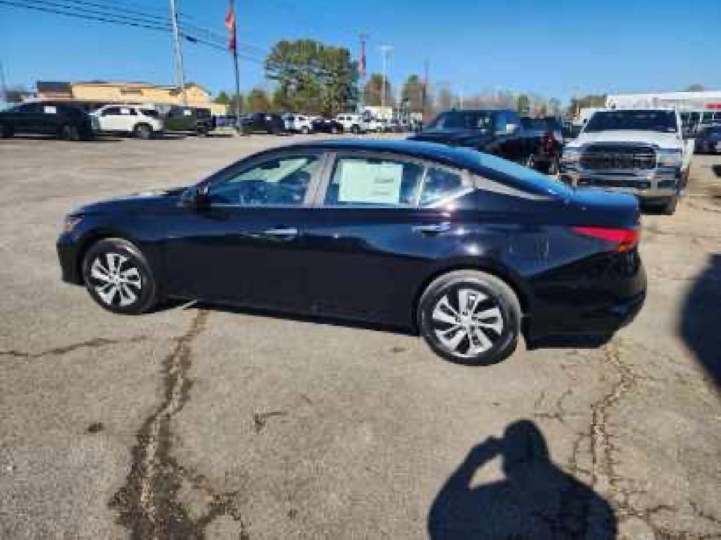 2025 Nissan Altima S photo 2