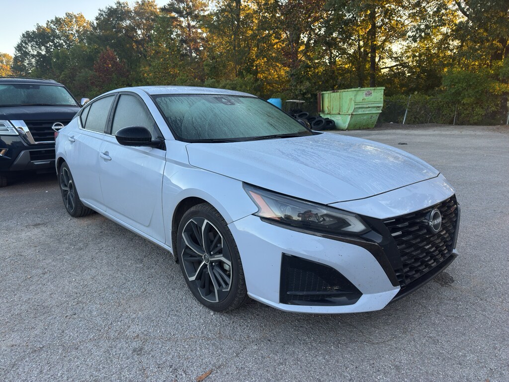 2023 Nissan Altima 2.5 SR photo 3
