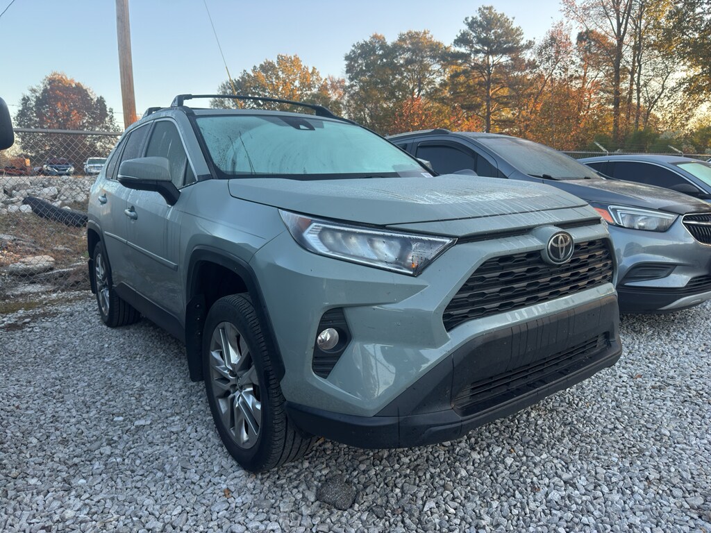 2020 Toyota RAV4 XLE Premium photo 3