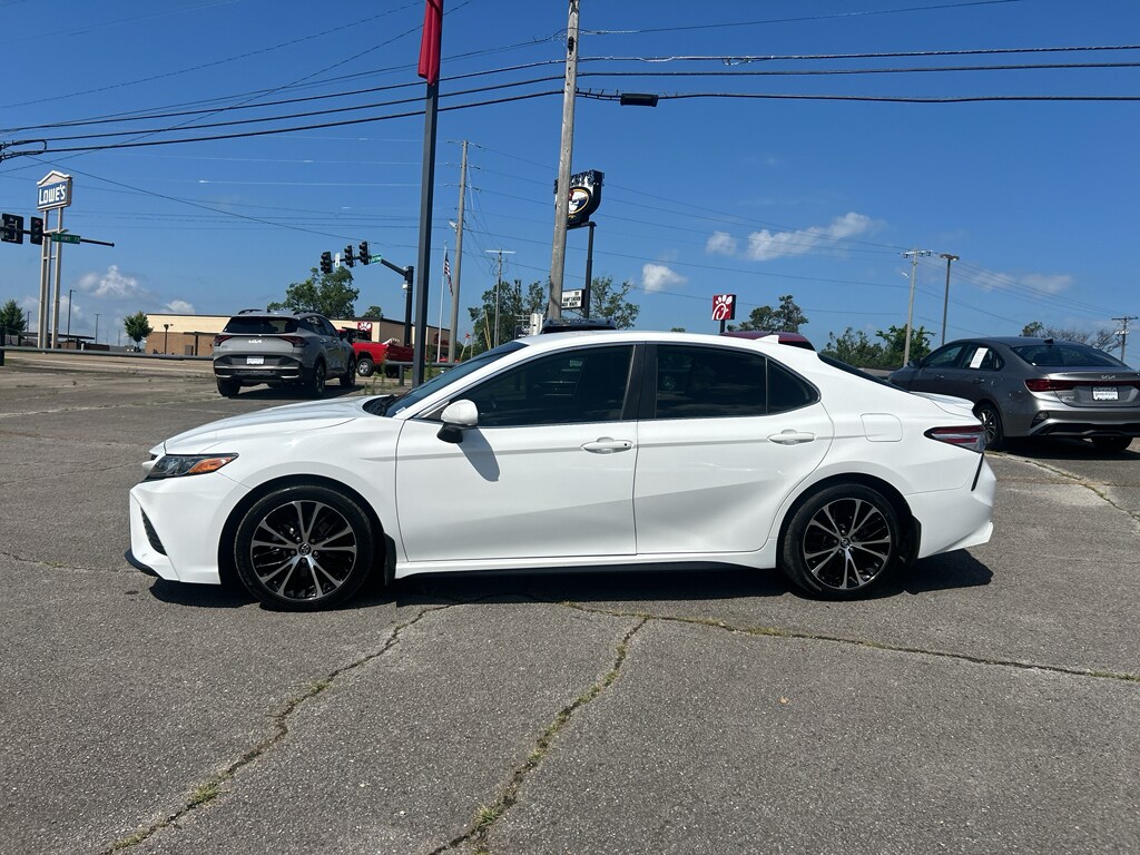 Used 2020 Toyota Camry SE Sedan
