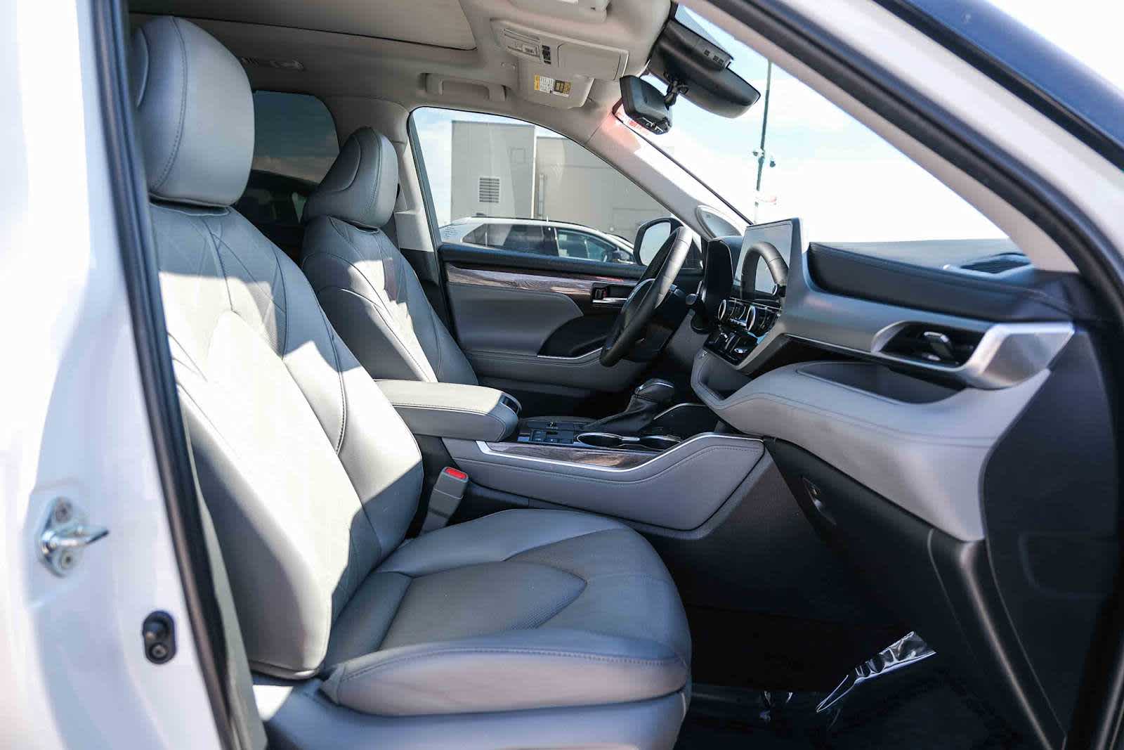 Thumbnail: 2023 Toyota Highlander - 17