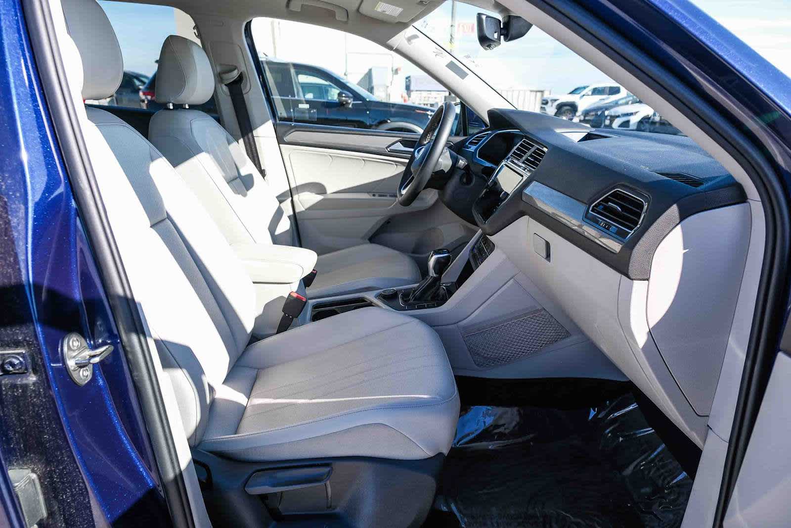 Thumbnail: 2022 Volkswagen Tiguan - 17