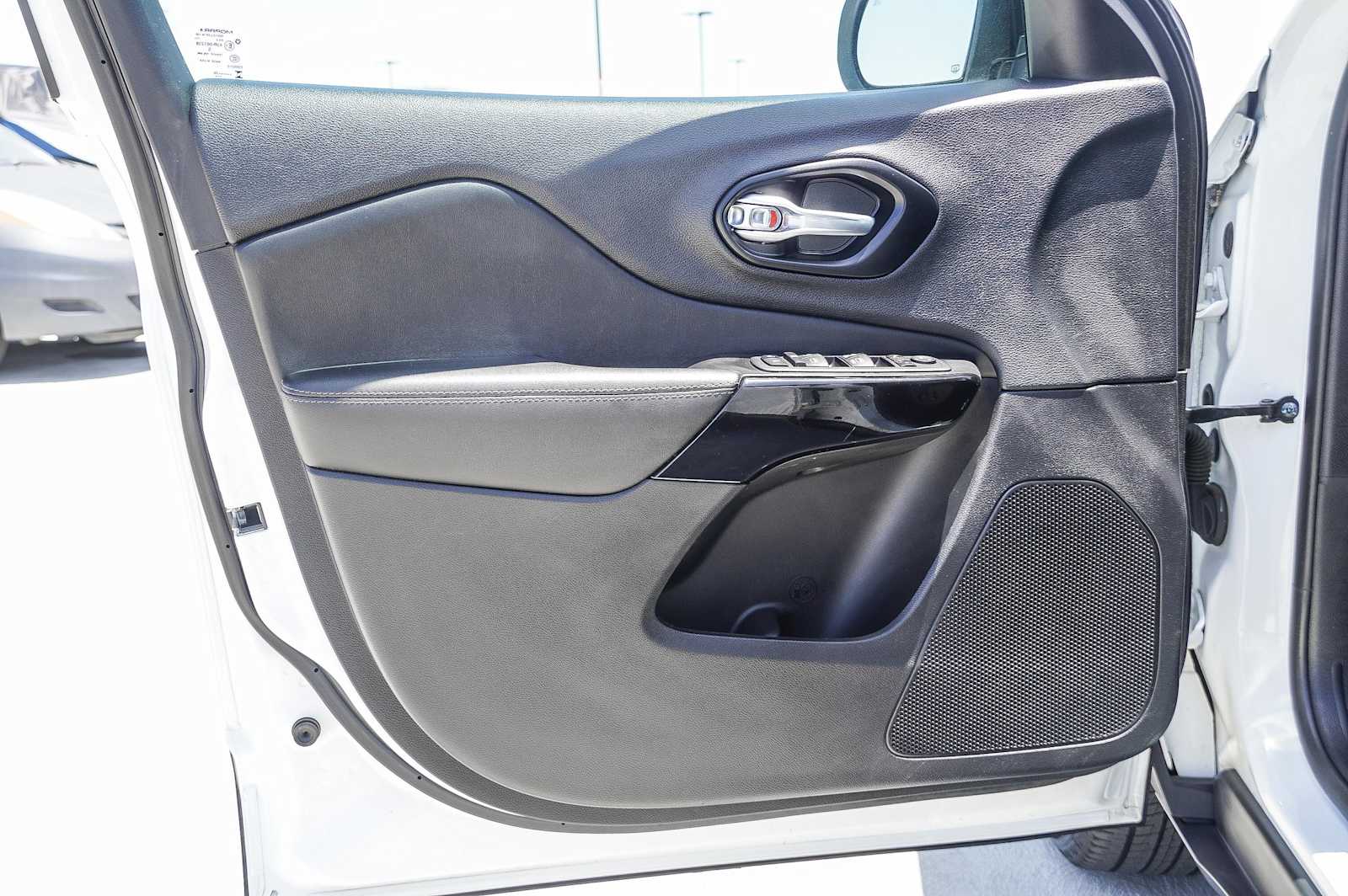 Thumbnail: 2023 Jeep Cherokee - 20