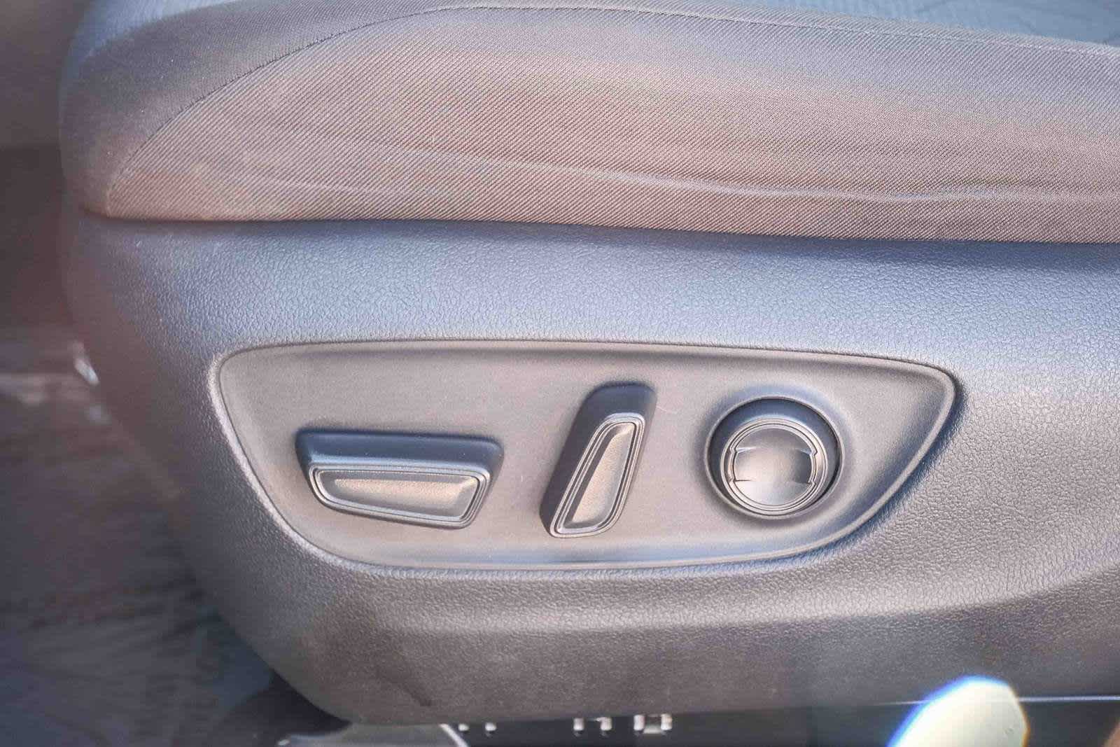 Thumbnail: 2025 Toyota RAV4 - 22