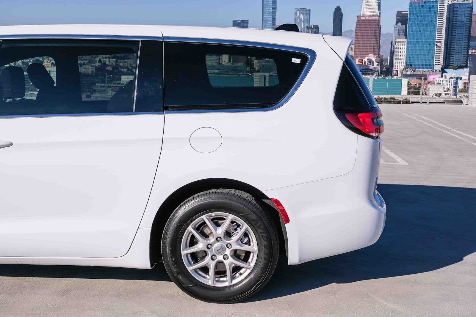 Thumbnail: 2024 Chrysler Pacifica - 8