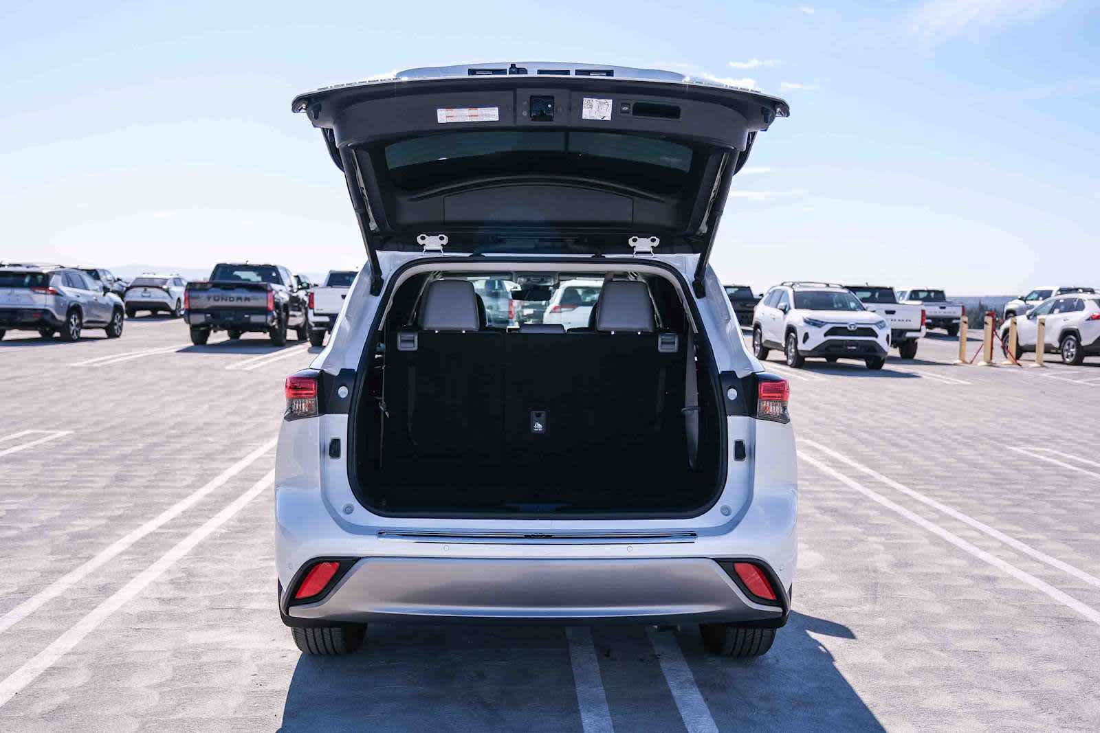 Thumbnail: 2023 Toyota Highlander - 25