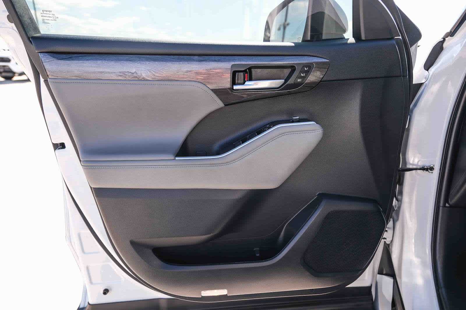 Thumbnail: 2023 Toyota Highlander - 22