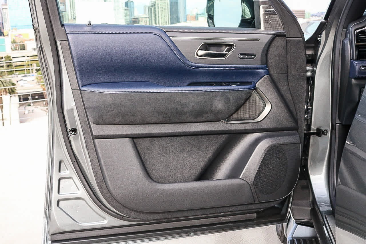 Thumbnail: 2026 INFINITI QX80 - 25