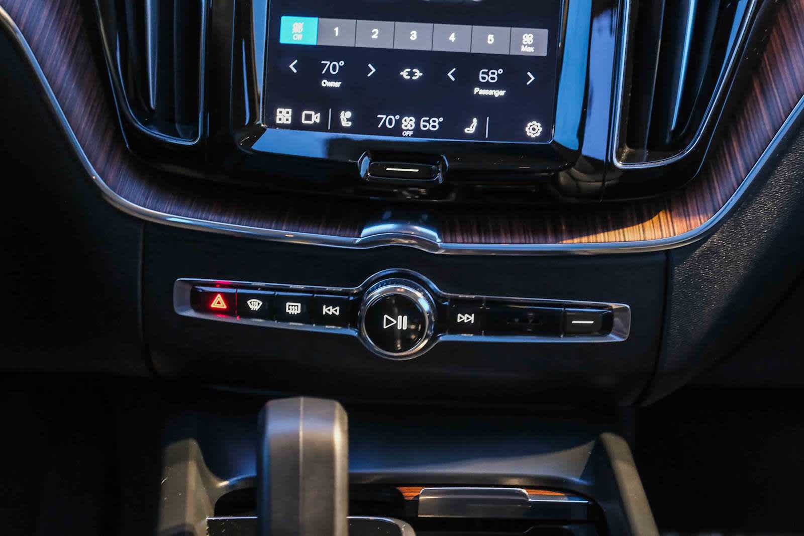 Thumbnail: 2023 Volvo XC60 - 16