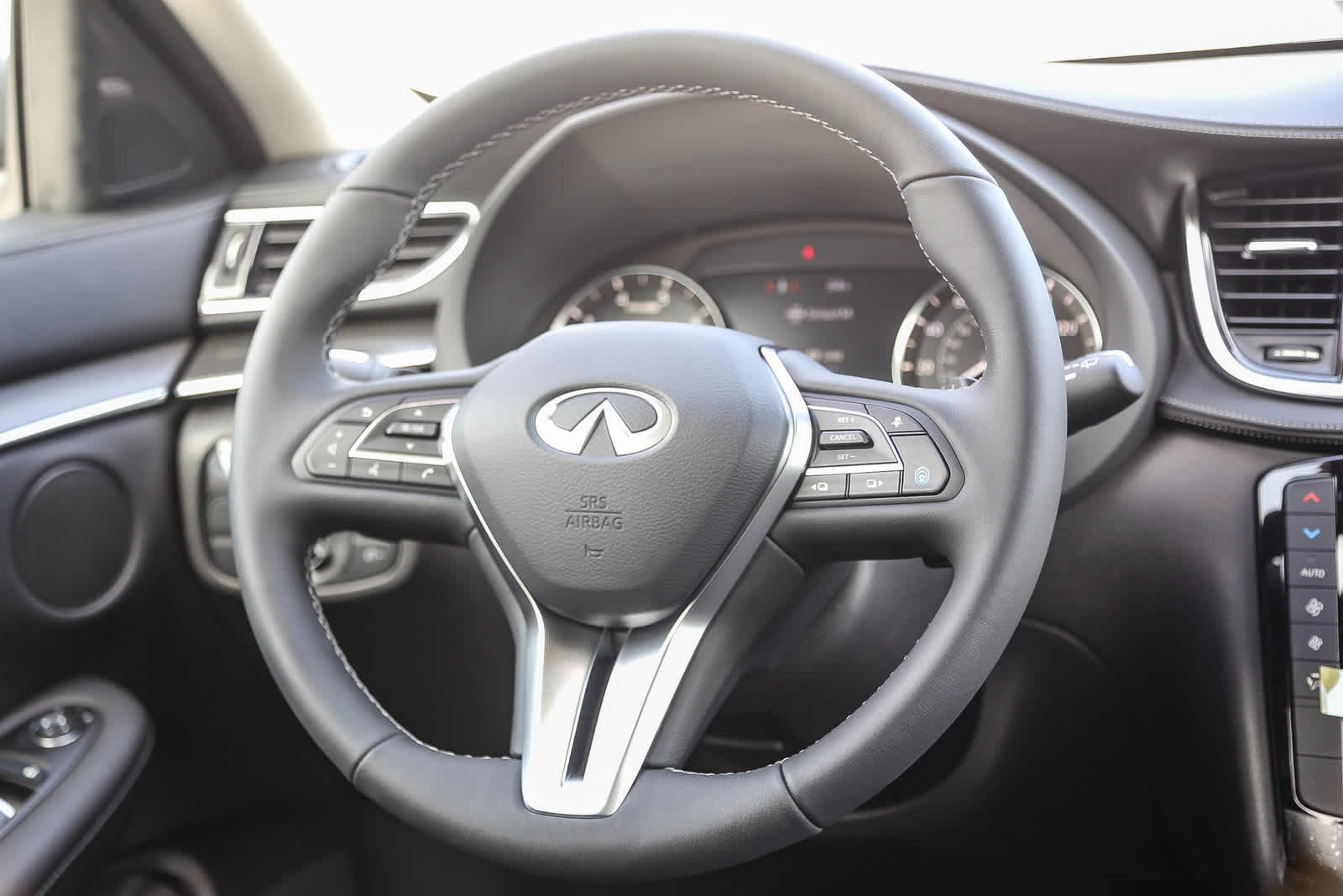 Thumbnail: 2025 INFINITI QX50 - 17