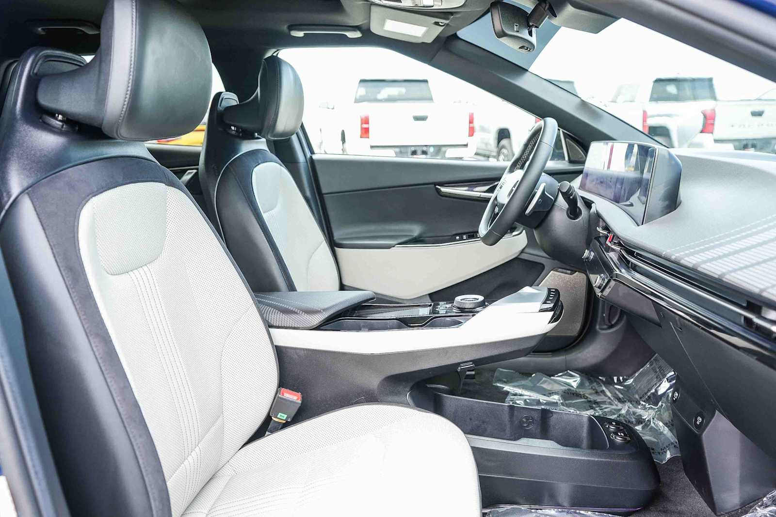 Thumbnail: 2022 Kia EV6 - 17
