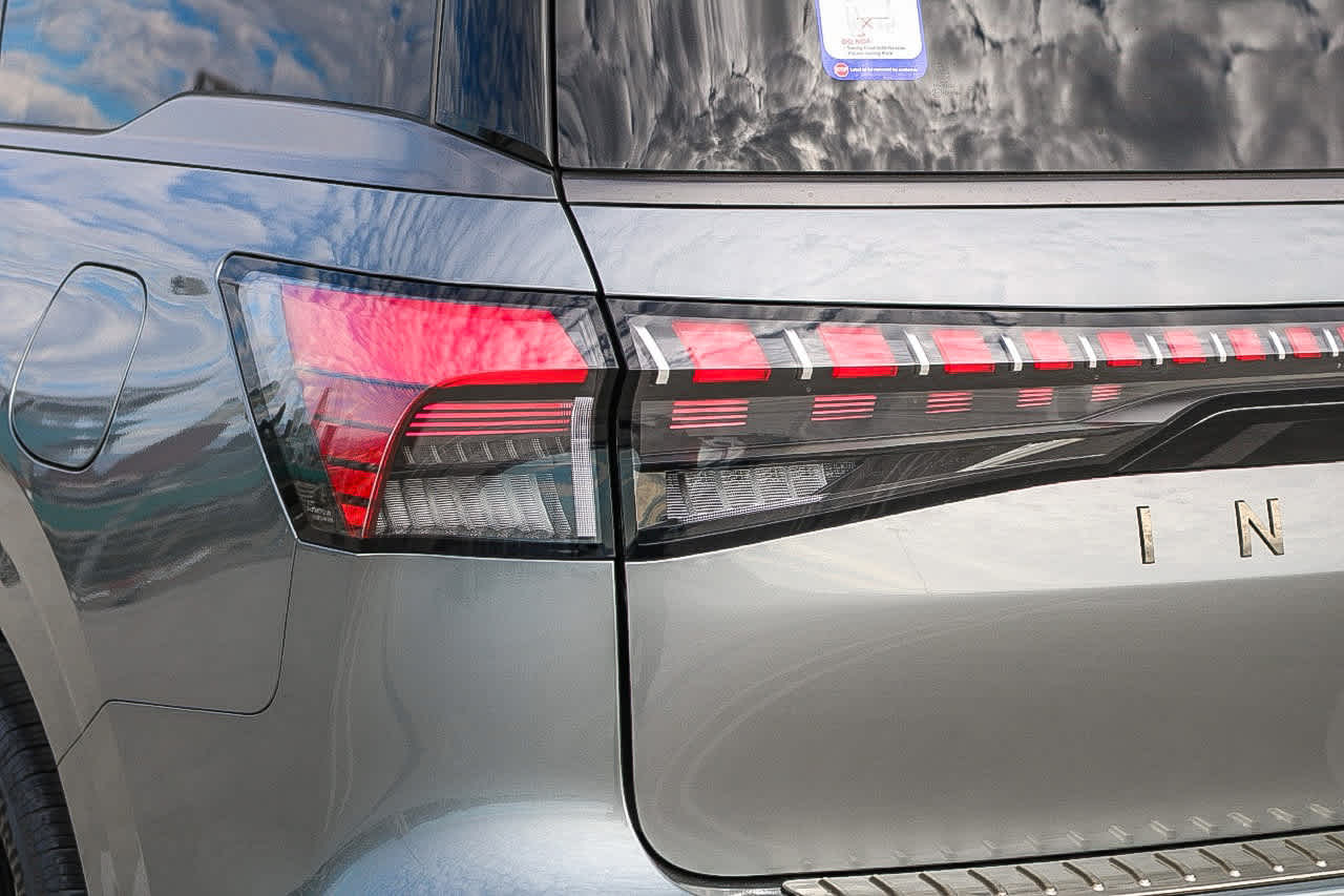 Thumbnail: 2026 INFINITI QX80 - 9