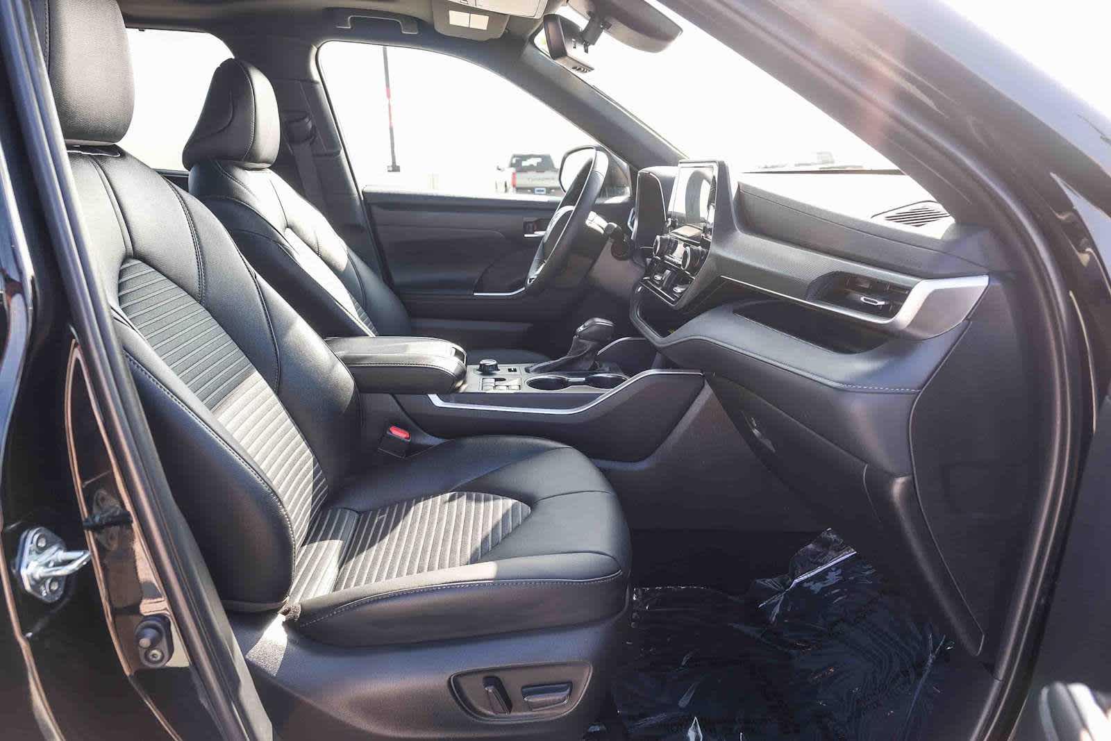 Thumbnail: 2025 Toyota Highlander - 17