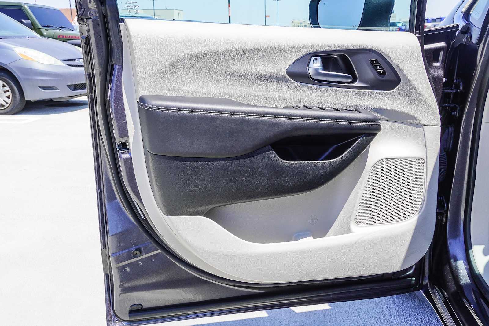 2023 Chrysler Pacifica Touring L 21