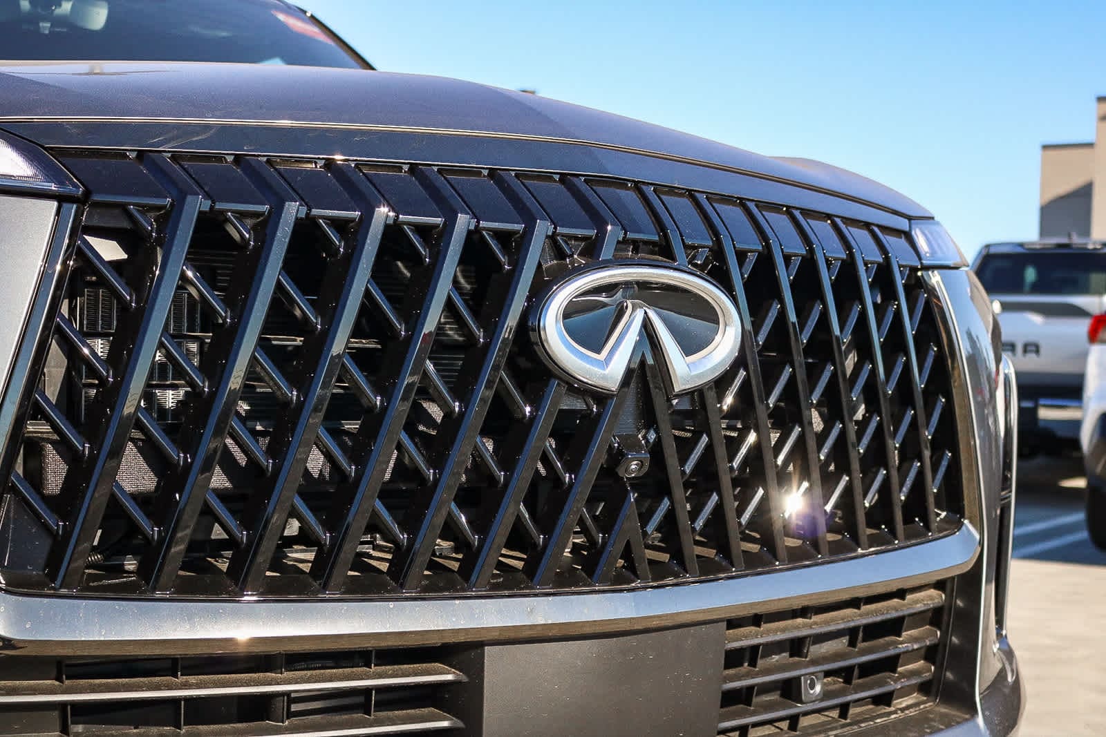 Thumbnail: 2026 INFINITI QX80 - 5