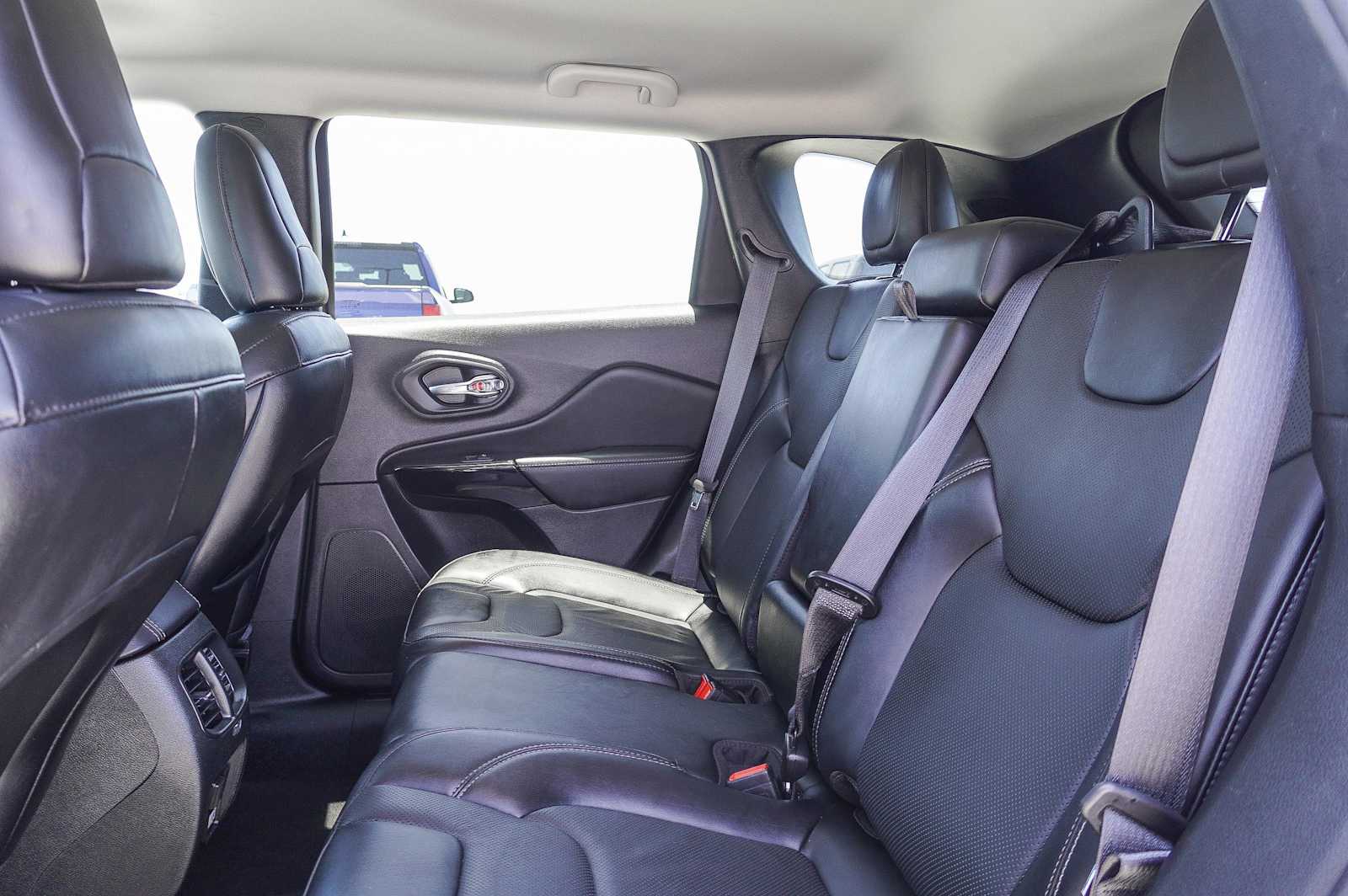 Thumbnail: 2023 Jeep Cherokee - 17