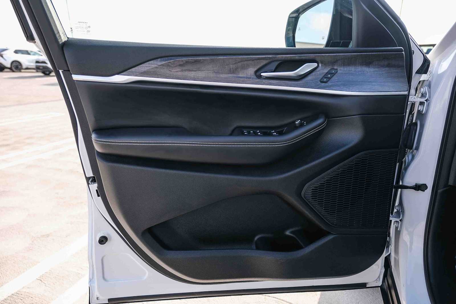 Thumbnail: 2023 Jeep Grand Cherokee - 23