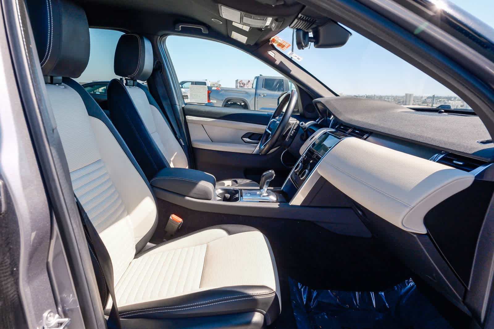 Thumbnail: 2021 Land Rover Discovery Sport - 17