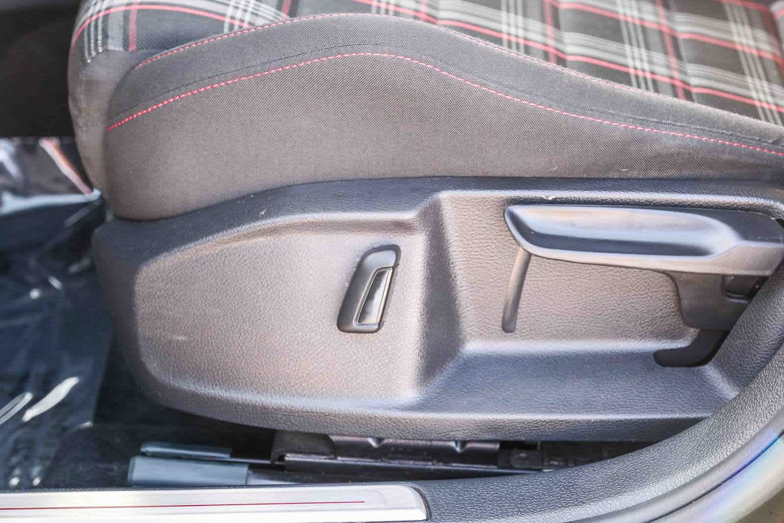 Thumbnail: 2018 Volkswagen Golf - 23