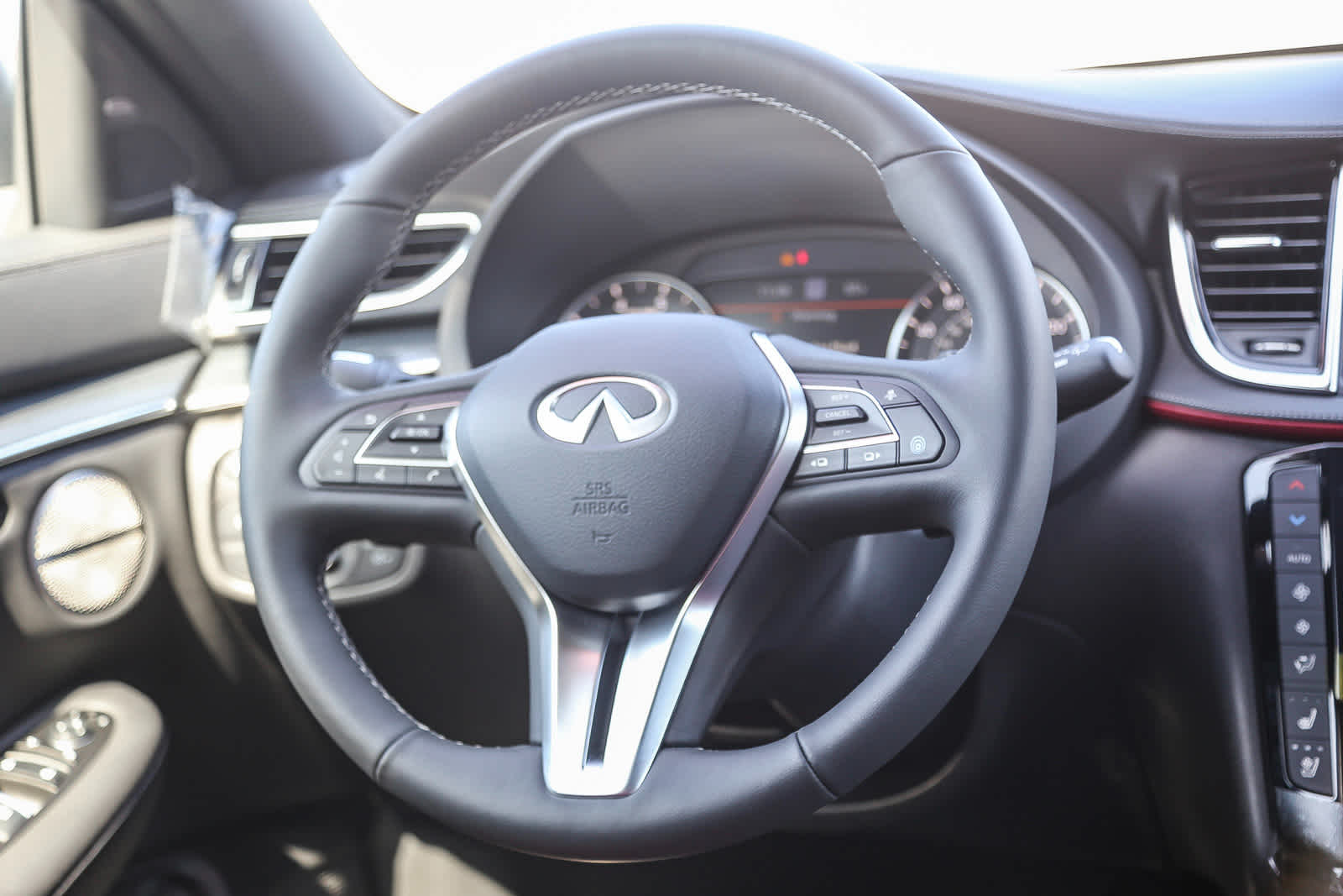 Thumbnail: 2025 INFINITI QX50 - 17