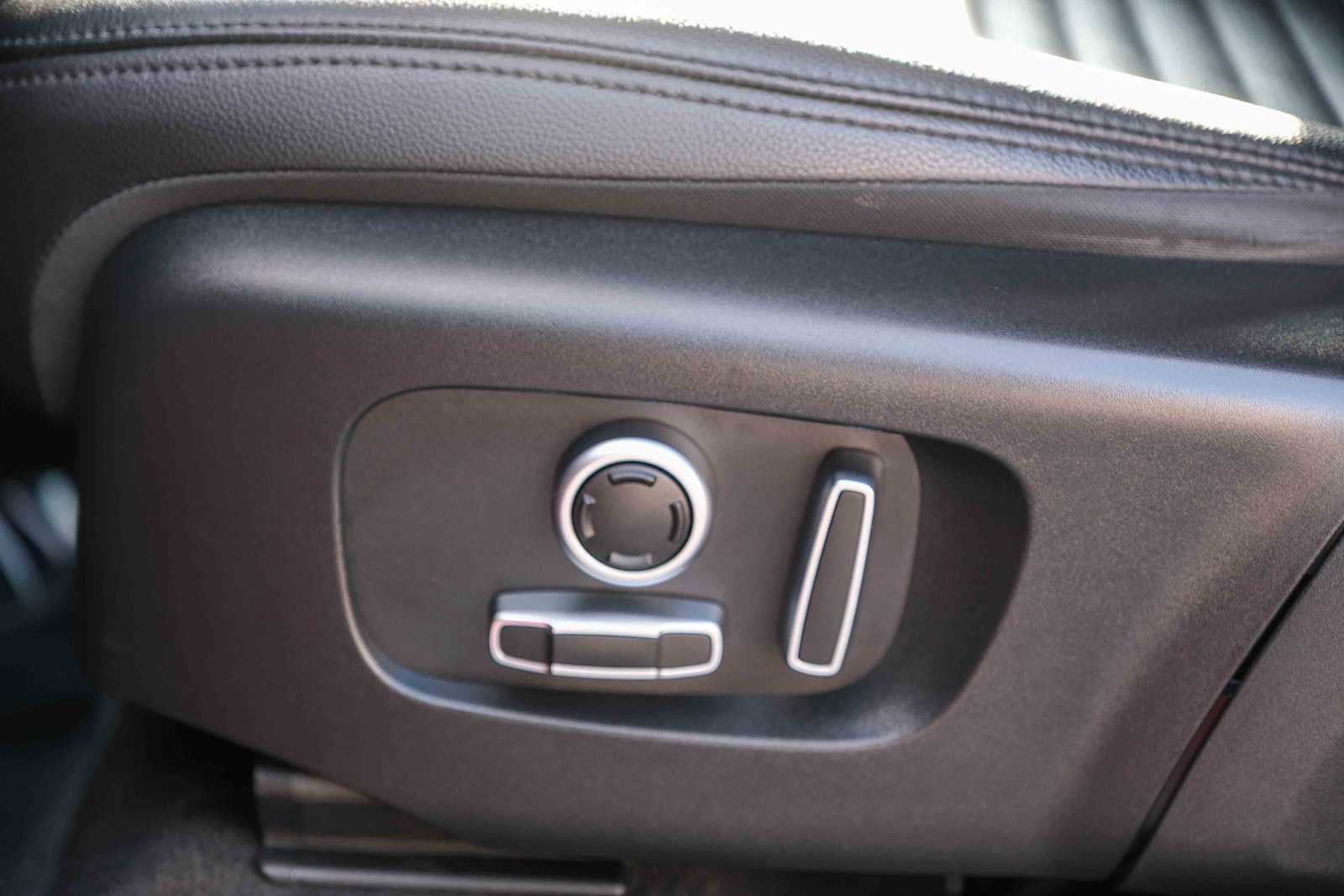 Thumbnail: 2021 Land Rover Discovery Sport - 23