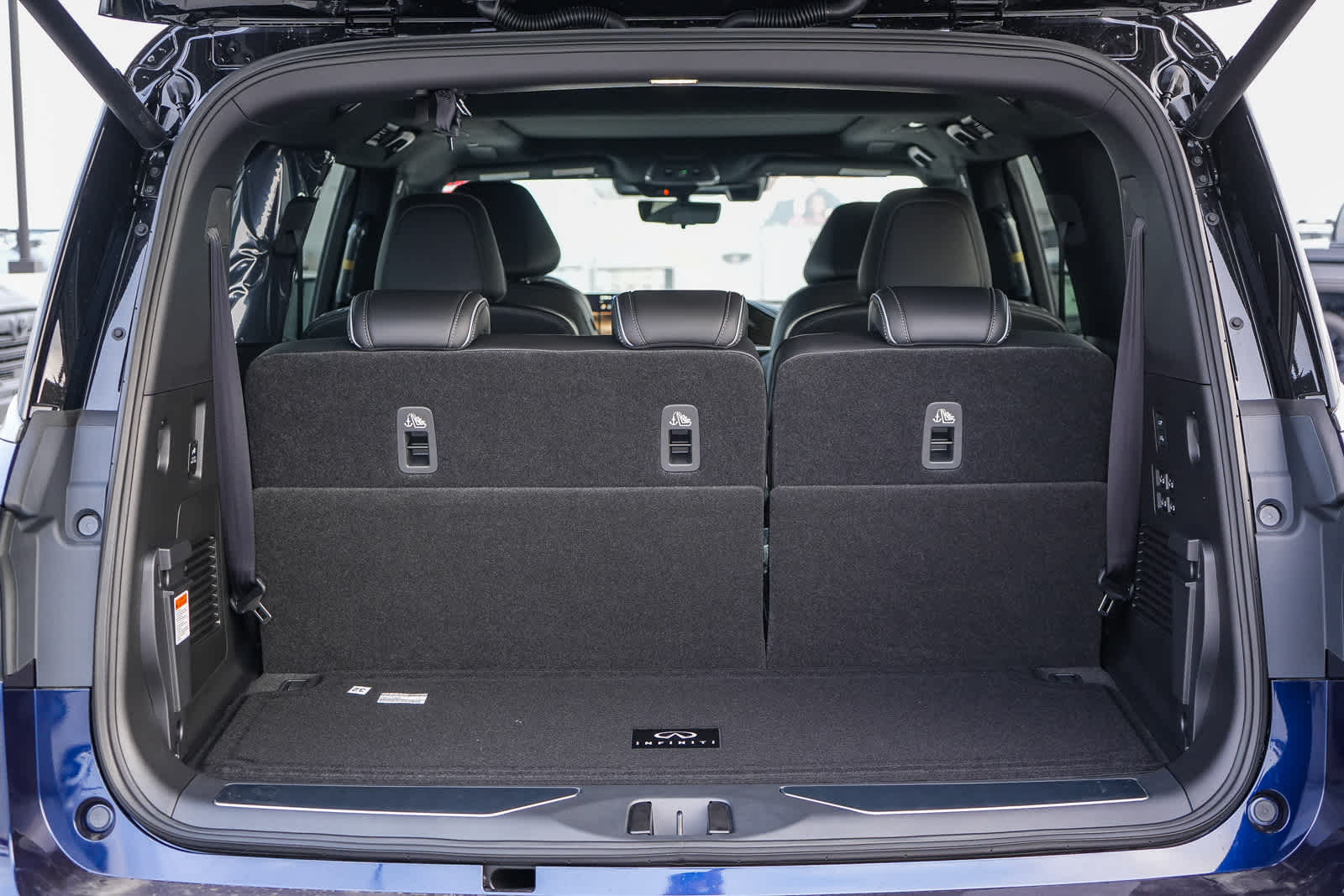 Thumbnail: 2026 INFINITI QX80 - 12