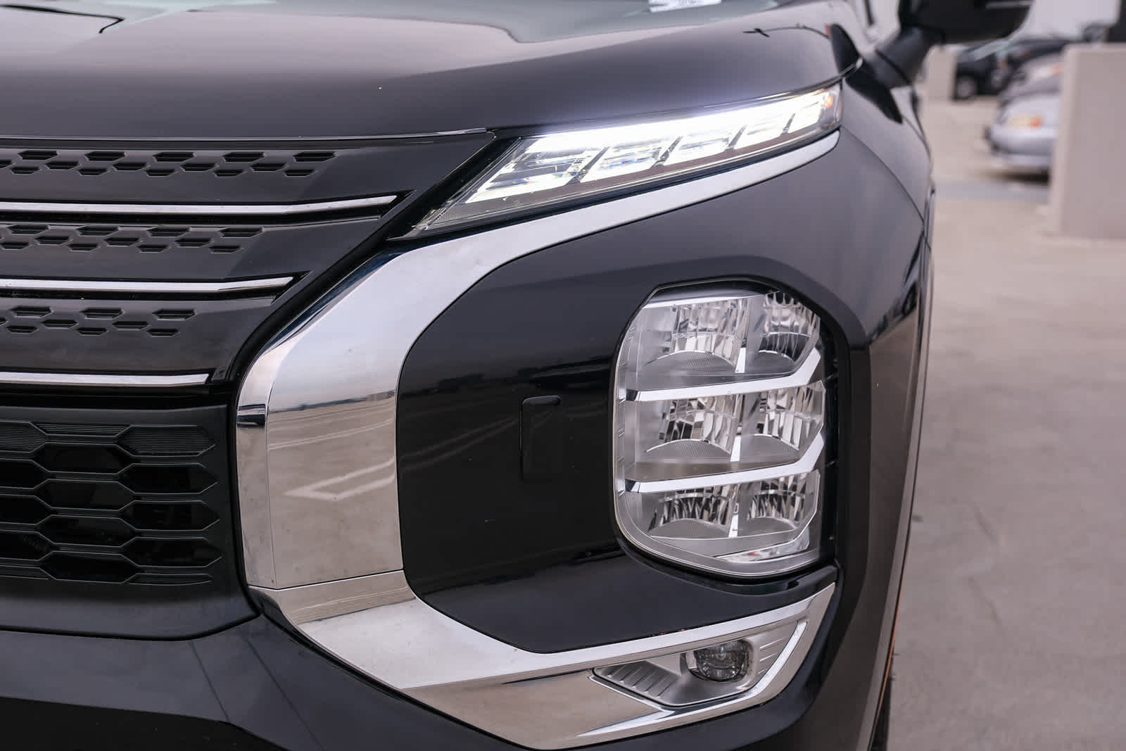 Thumbnail: 2024 Mitsubishi Outlander - 11