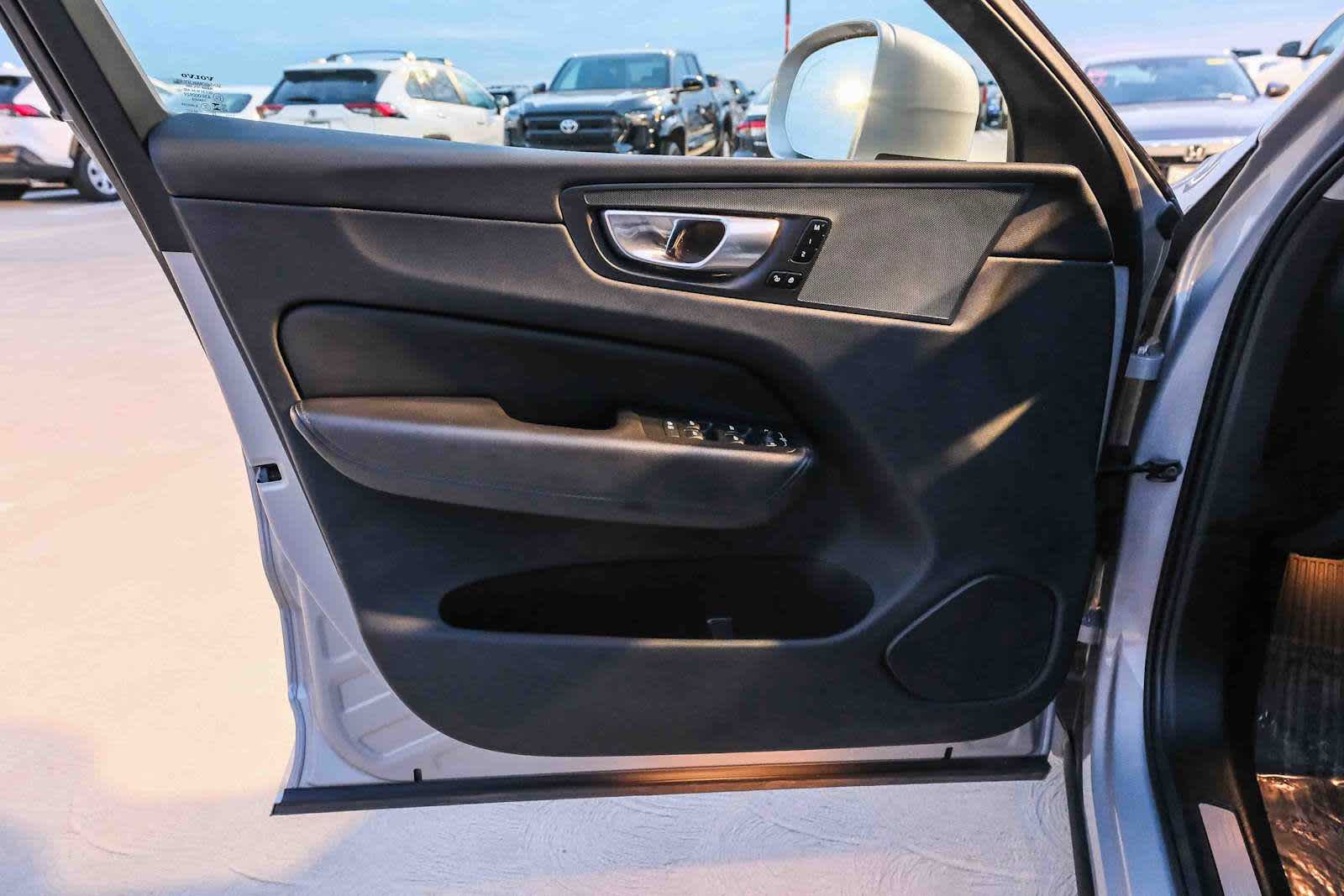 Thumbnail: 2023 Volvo XC60 - 23