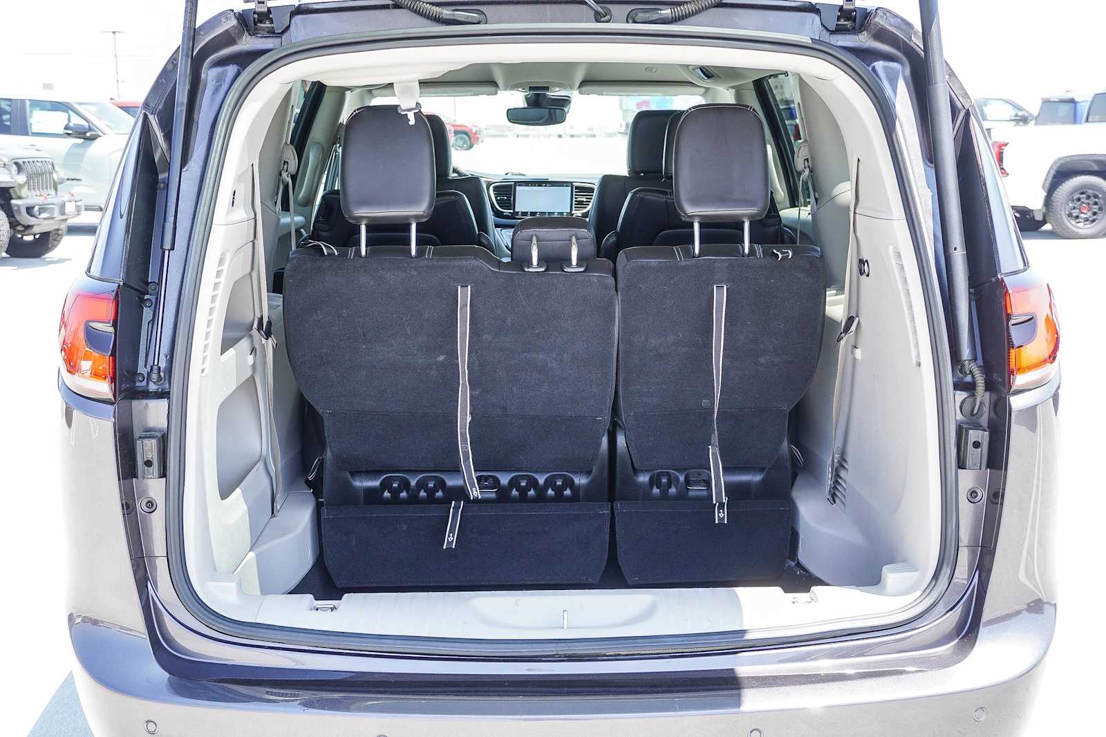 2023 Chrysler Pacifica Touring L 27