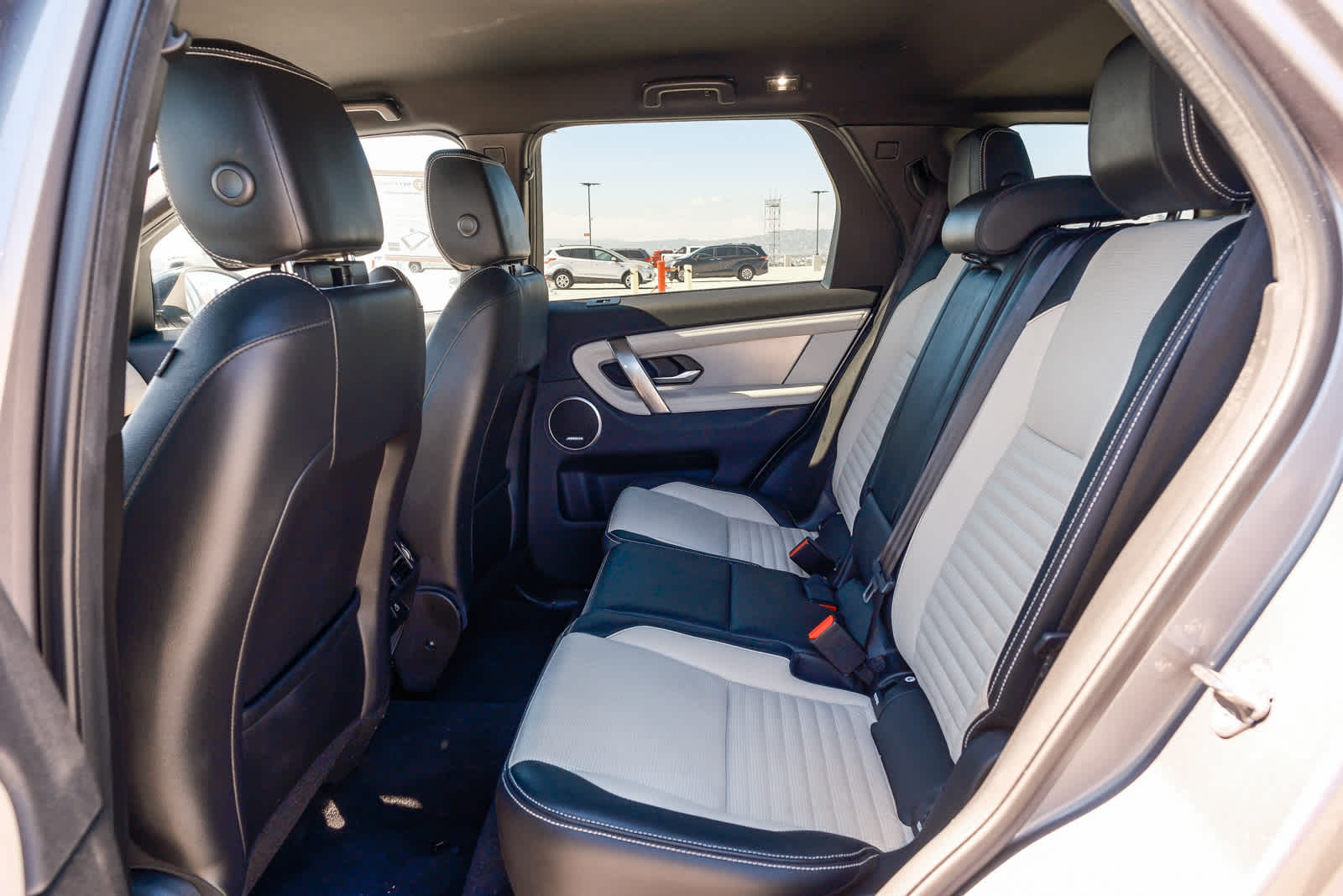 Thumbnail: 2021 Land Rover Discovery Sport - 18
