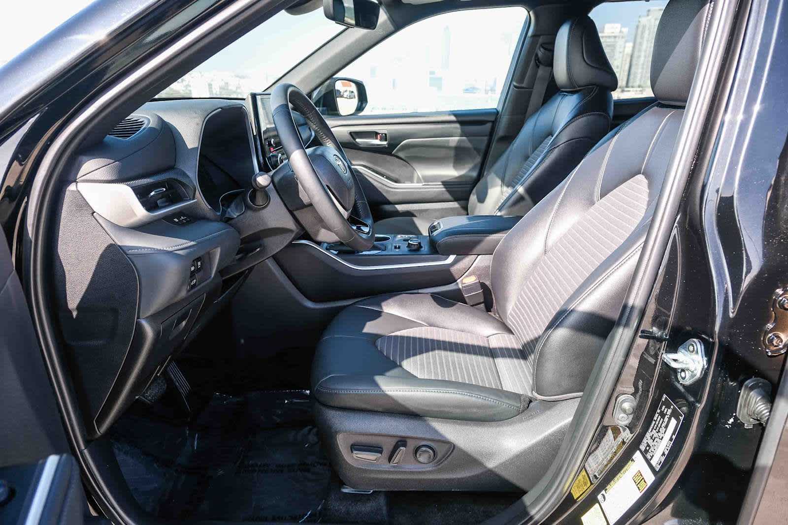 Thumbnail: 2025 Toyota Highlander - 20