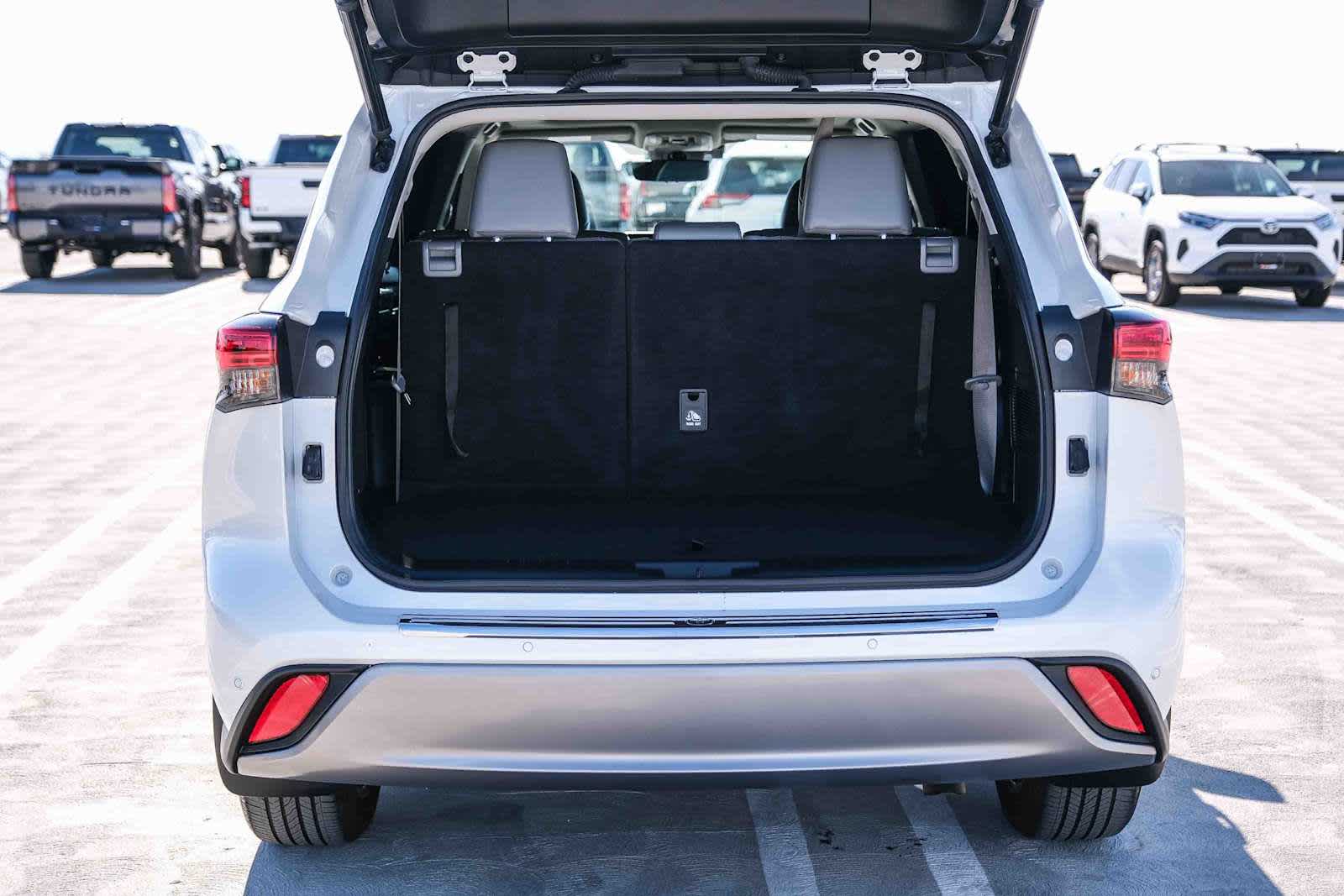 Thumbnail: 2023 Toyota Highlander - 26