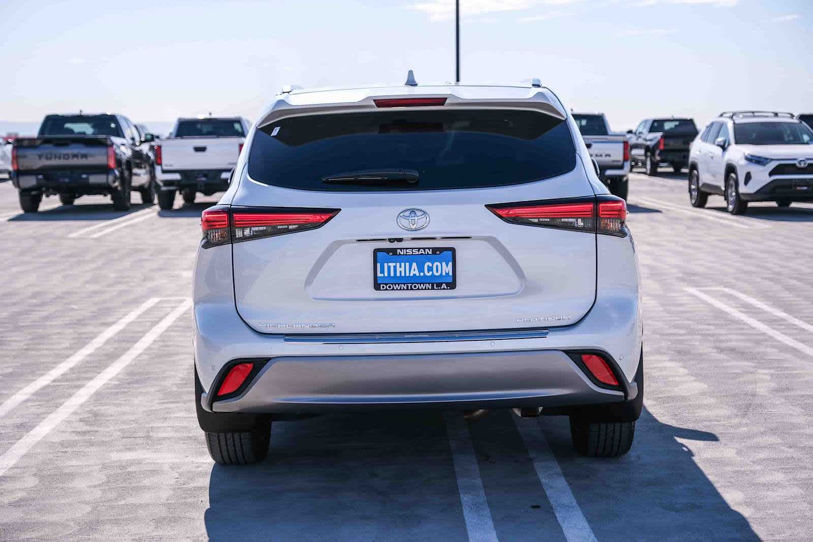 Thumbnail: 2023 Toyota Highlander - 7